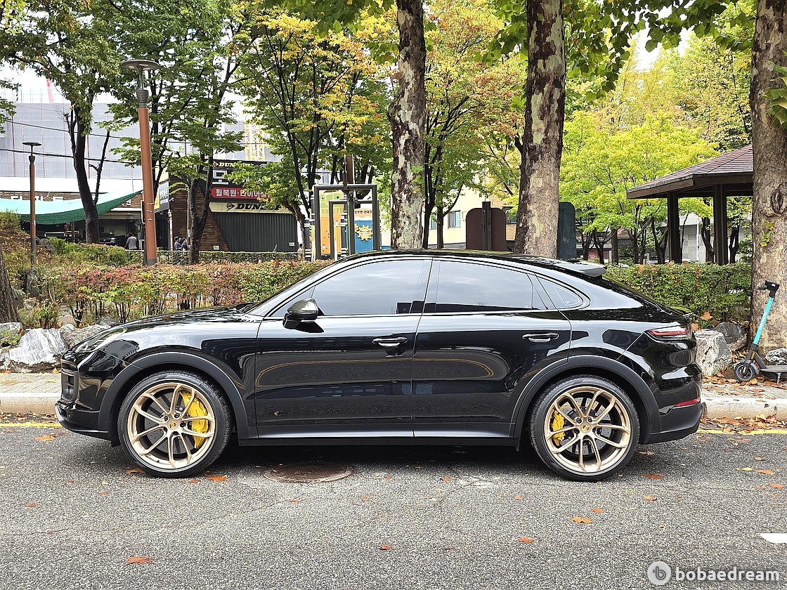 포르쉐 카이엔 4.0 터보 GT 쿠페 2023 검정색 사진 2