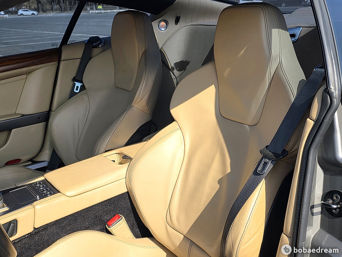 Aston Martin DB9 6.0 V12 Coupe 9