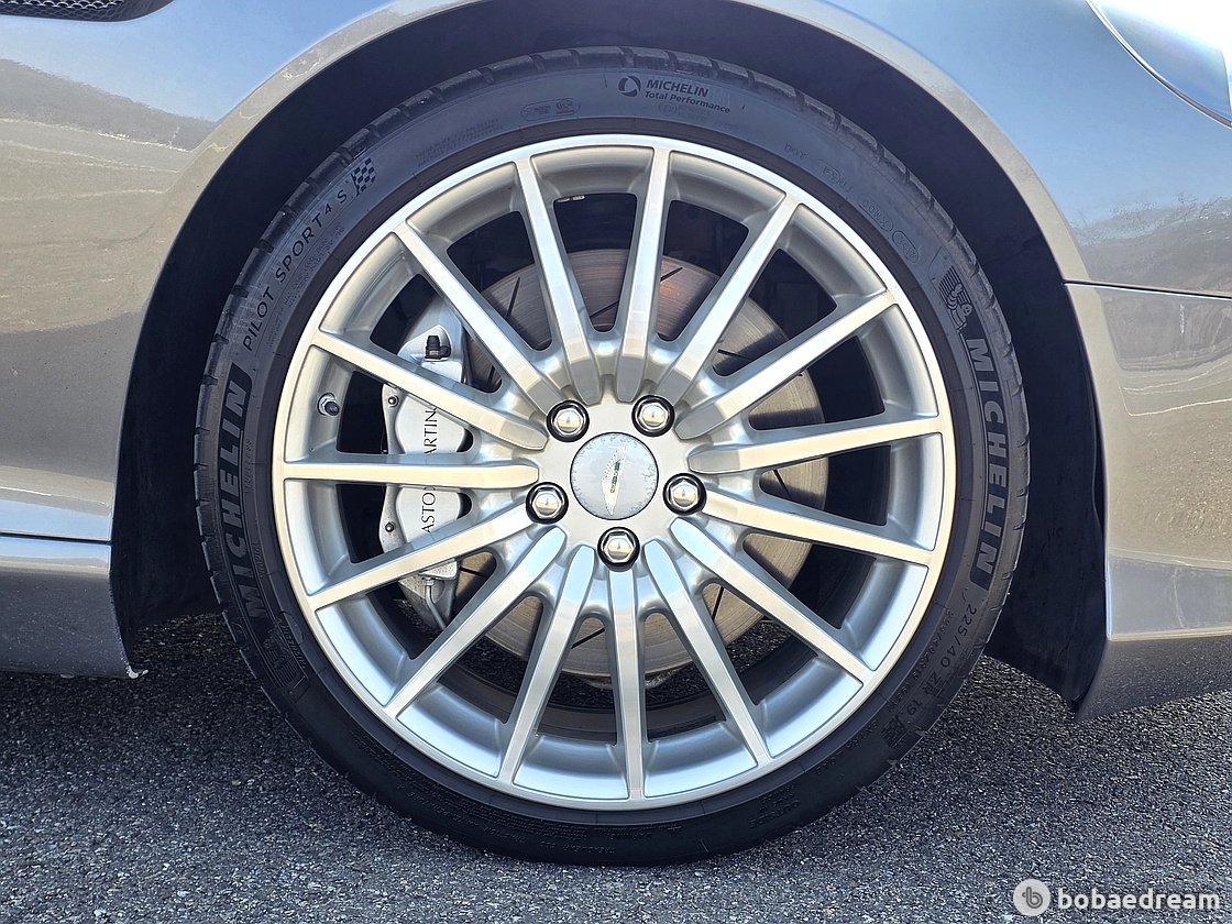 Aston Martin DB9 6.0 V12 Coupe 10