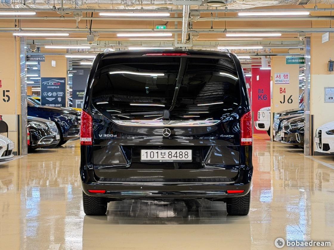 벤츠 V300 d 4매틱 2022 검정색 사진 3