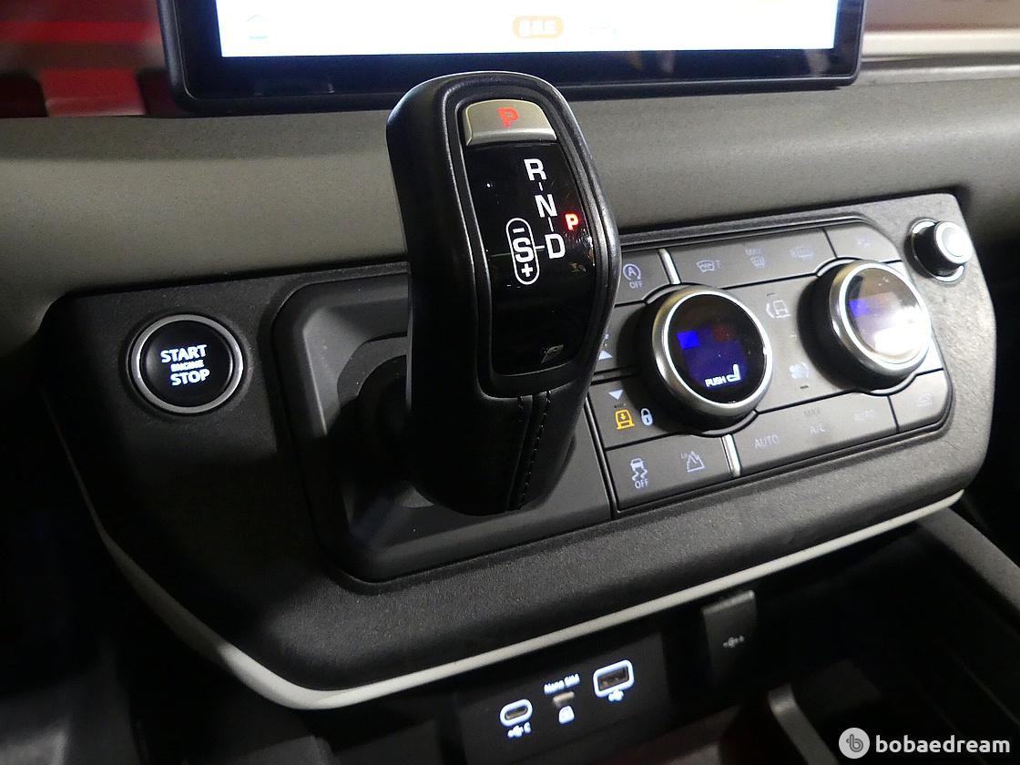 Land Rover Defender 110 2.0 D240 SE 8