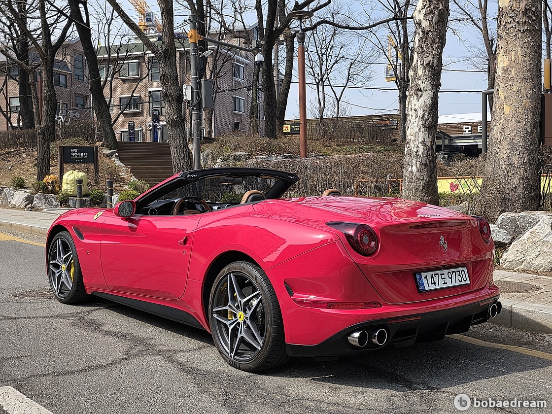 Ferrari California T 3.9 V8 4