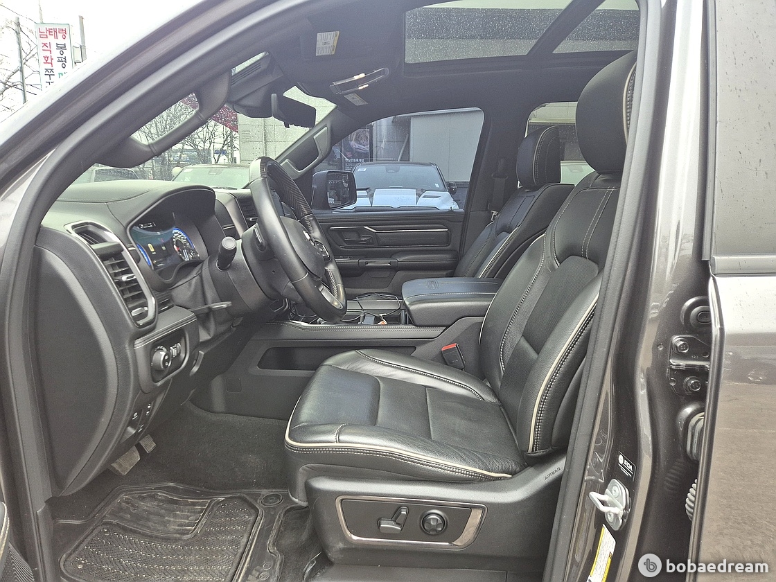 램리미티드 5.7 나이트에디션/무사고/5만키로/ <br>