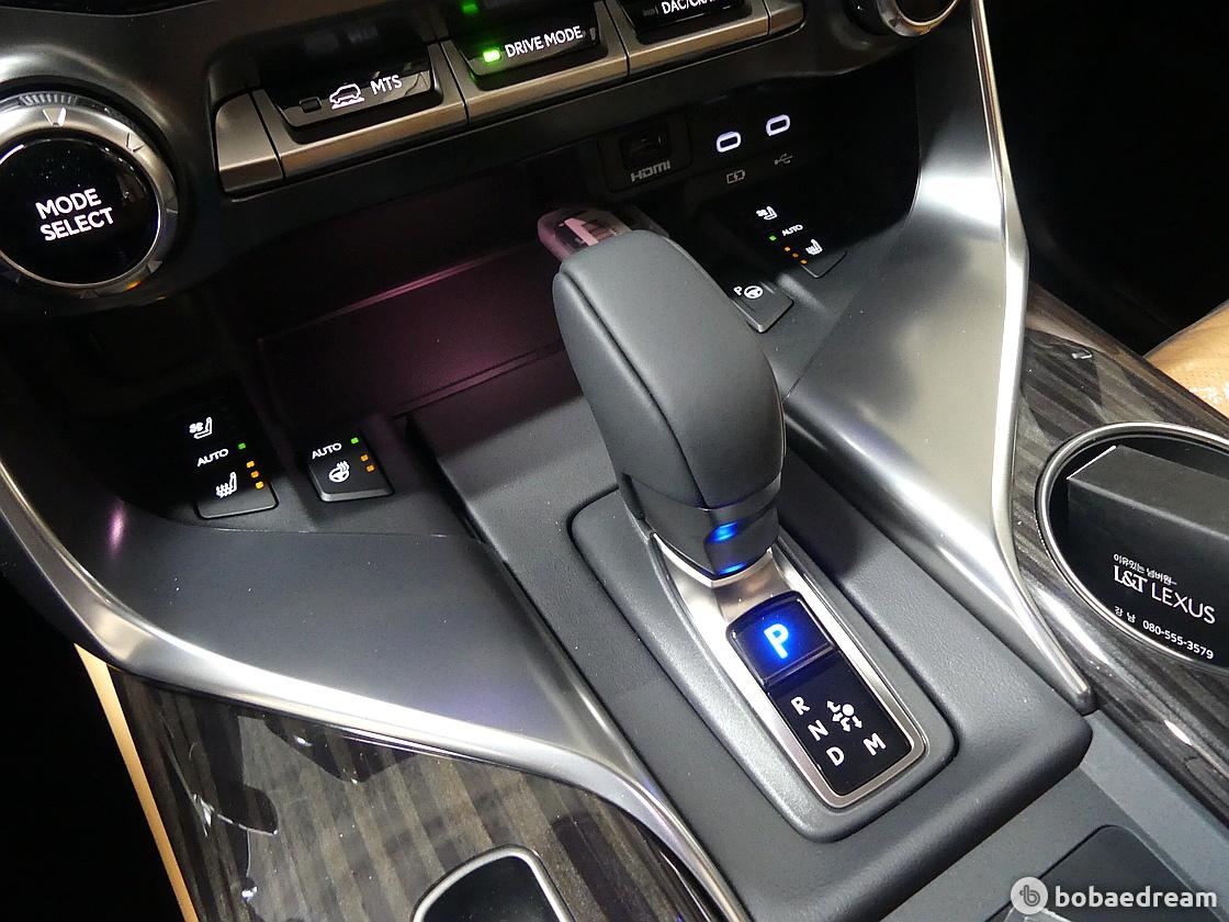 Lexus LX 700h Luxury 8