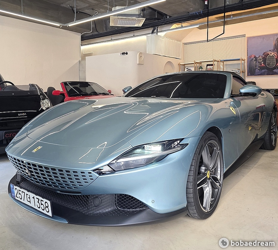 페라리 로마 스파이더 3.9 V8 2025 실버 사진 1