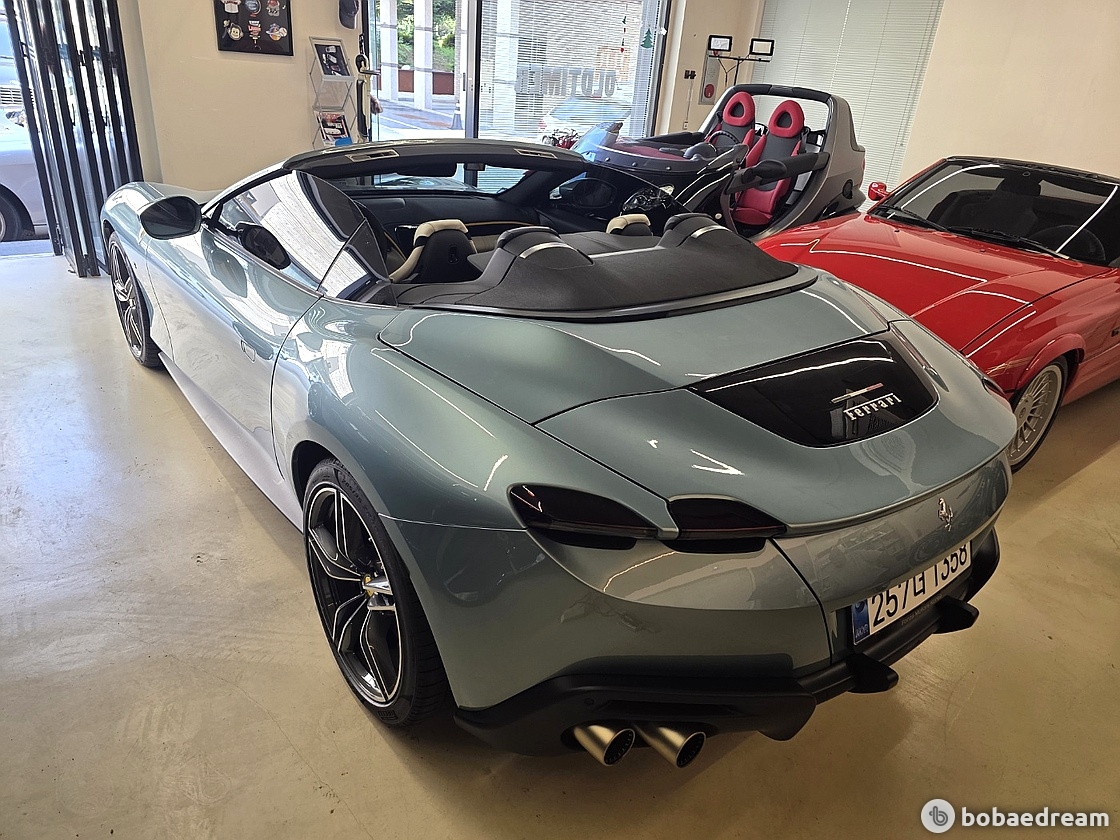 페라리 로마 스파이더 3.9 V8 2025 실버 사진 3