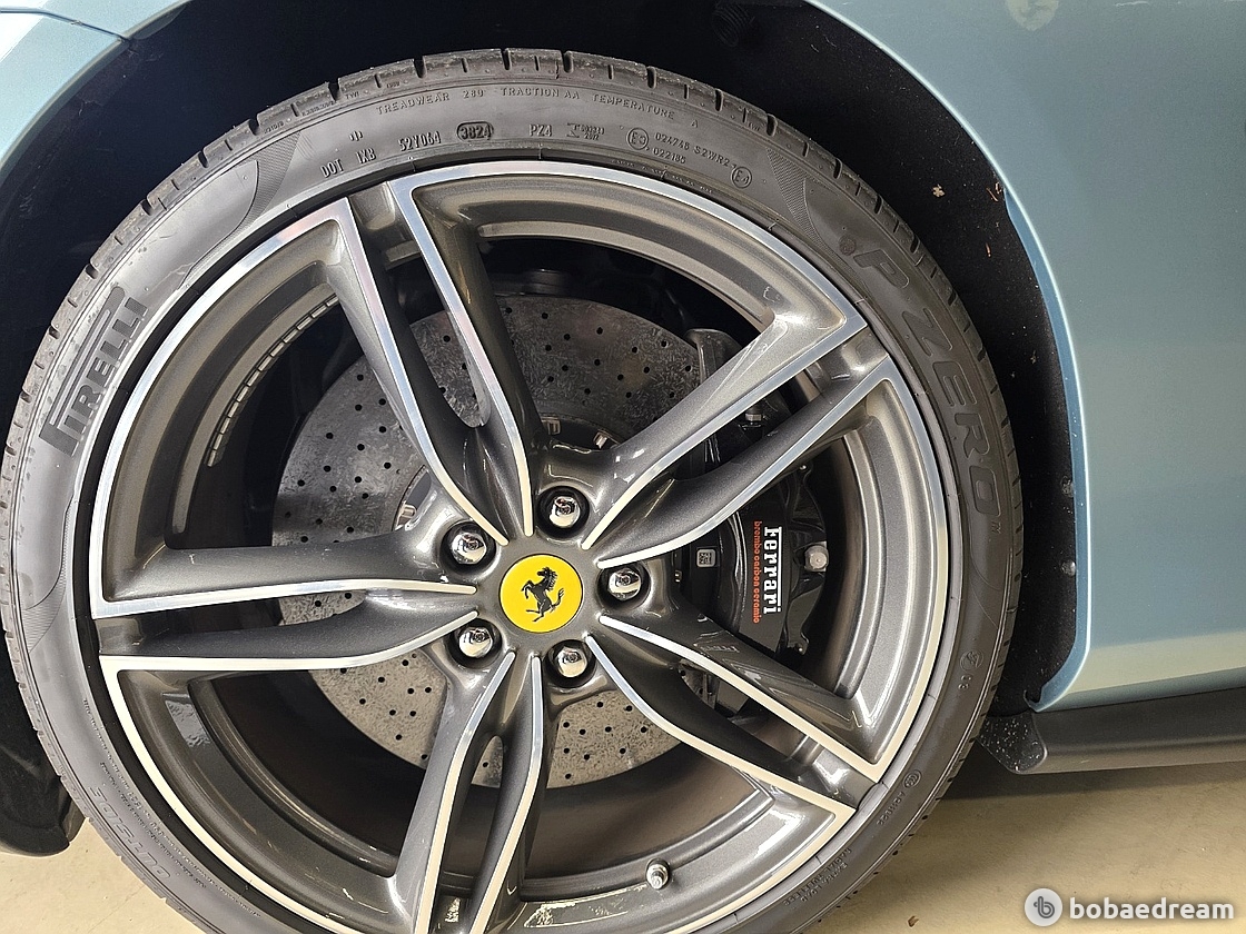 페라리 로마 스파이더 3.9 V8 2025 실버 사진 4